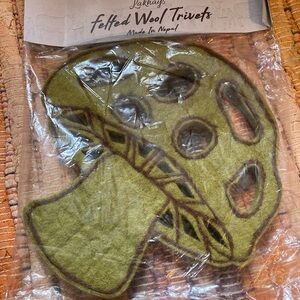 Lakhays wool mushroom trivet